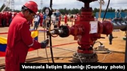 Çin Venezuela'dan ucuza petrol temin ediyor.