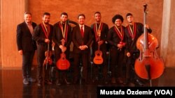 Türkiye'nin Venezuela Büyükelçisi Aydan Karamanoğlu ve Venezuela Çocuk ve Genç Orkestra ve Koroları Sistemi (El Sistema) sanatçıları.