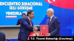 Türkiye, Venezuela ile son üç yılda serbest ticaret ve çifte vergilerin kaldırılması anlaşması, 40’ın üzerinde alanda işbirliği anlaşmaları ve en son yatırımların teşviki ve korunması anlaşması imzaladı. 