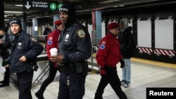 New York metrosunda gönüllü güvenlikçiler tekrar devriye gezmeye başladı.