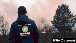 A worker of the humanitarian organization Islamic Circle of North America (ICNA) working close to a fire in Los Angeles area 