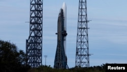 98 metrelik “New Glenn” adlı roketin Florida'daki Cape Canaveral Uzay Kuvvetleri İstasyonu'ndan Pazartesi günü bir prototip uydu ile şafaktan önce fırlatılması planlanıyordu.